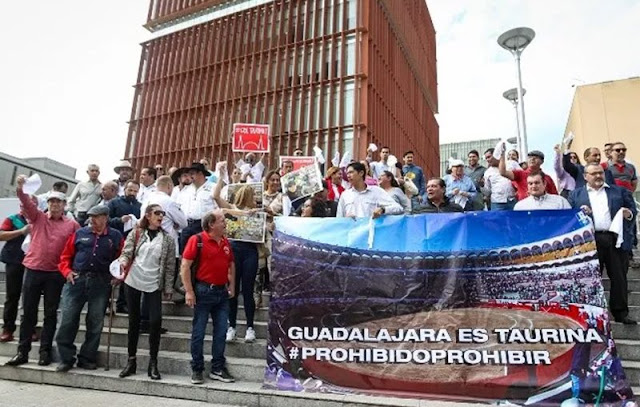 Los taurinos alzan la voz y se manifiestan en las instalaciones de Ciudad Judicial De Guadalajara