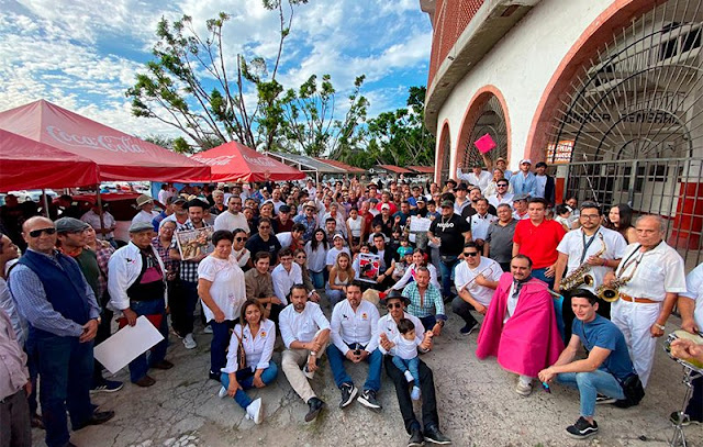 Aficionados, trabajadores y personal de plaza se reúnen en las afueras de la Nuevo Progreso de Guadalajara para manifestarse
